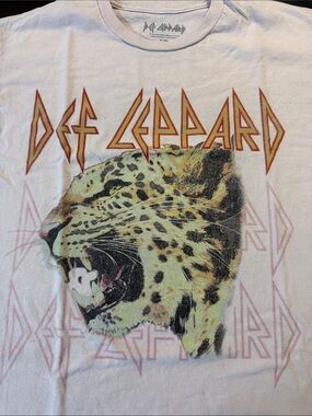 Def Leppard Leopard Graphic Tee - Light pink with perfect distressed look